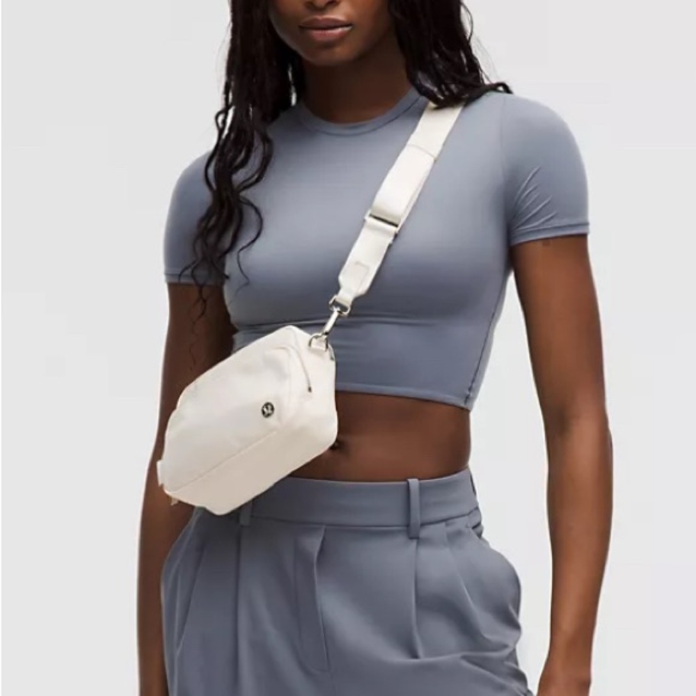 Lululemon Everywhere Crossbody Bag 2L
Metal Hardware - Picture 4 of 5